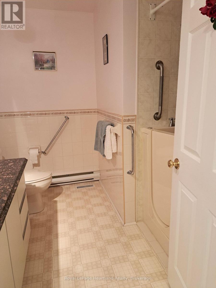11-2 Stewart Street, Strathroy-Caradoc (Se), ON - Indoor Photo Showing Bathroom
