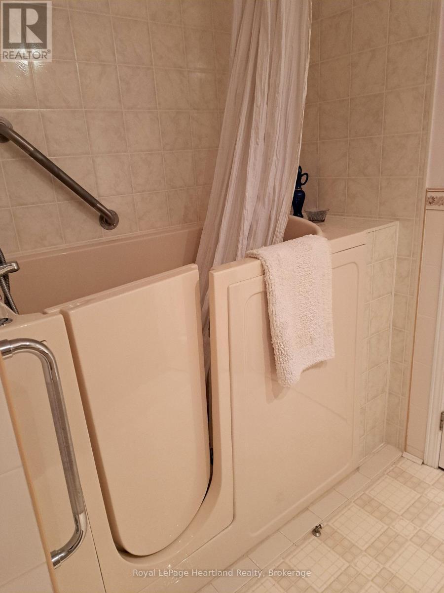 11-2 Stewart Street, Strathroy-Caradoc (Se), ON - Indoor