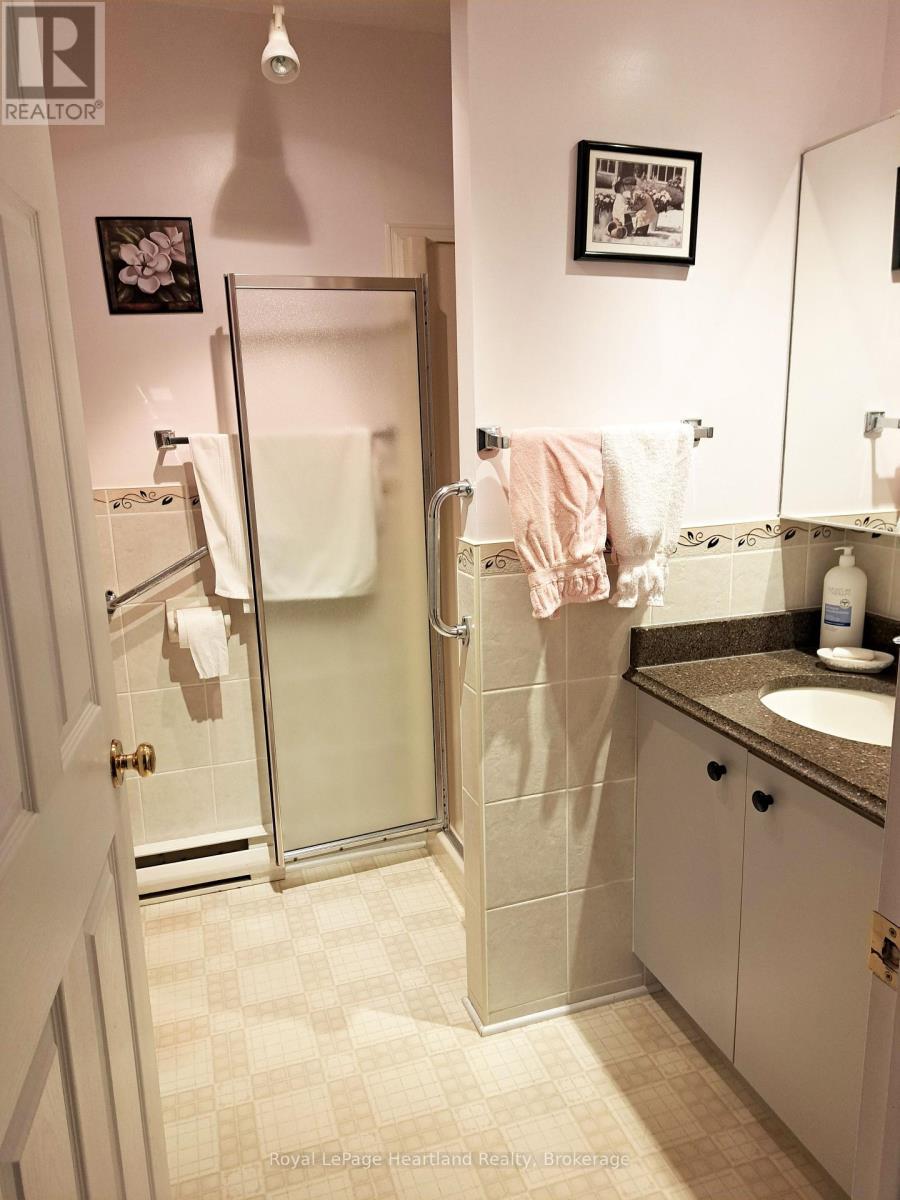 11-2 Stewart Street, Strathroy-Caradoc (Se), ON - Indoor Photo Showing Bathroom