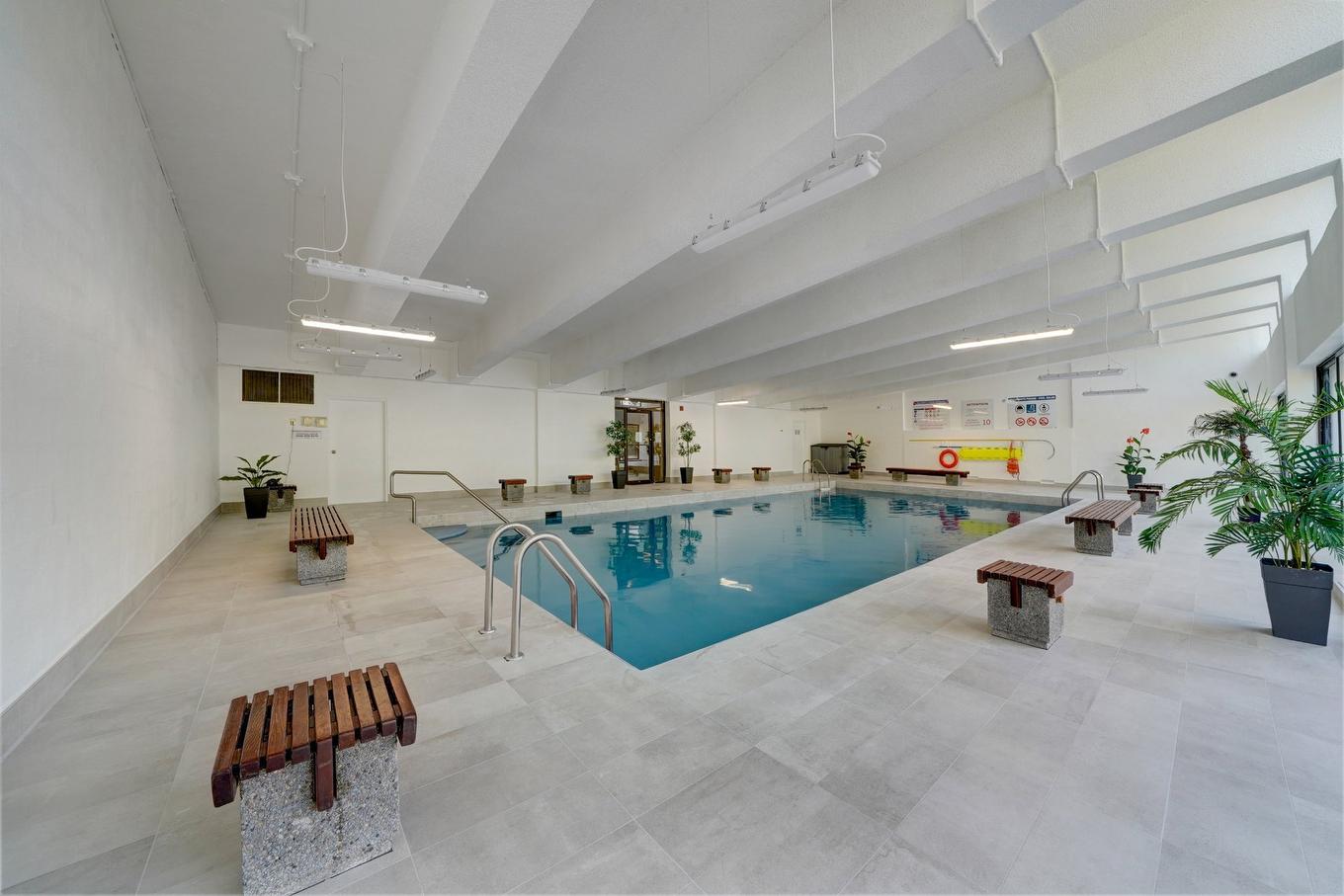 Pool - 309-1550 Av. Panama, Brossard, QC - Indoor Photo Showing Other Room With In Ground Pool