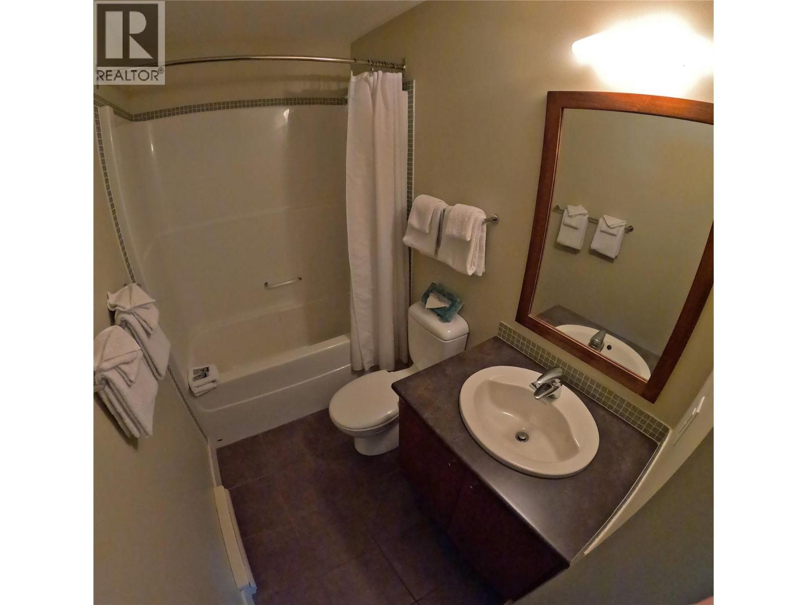 2049 Summit Drive Unit# 212A, Panorama, BC - Indoor Photo Showing Bathroom