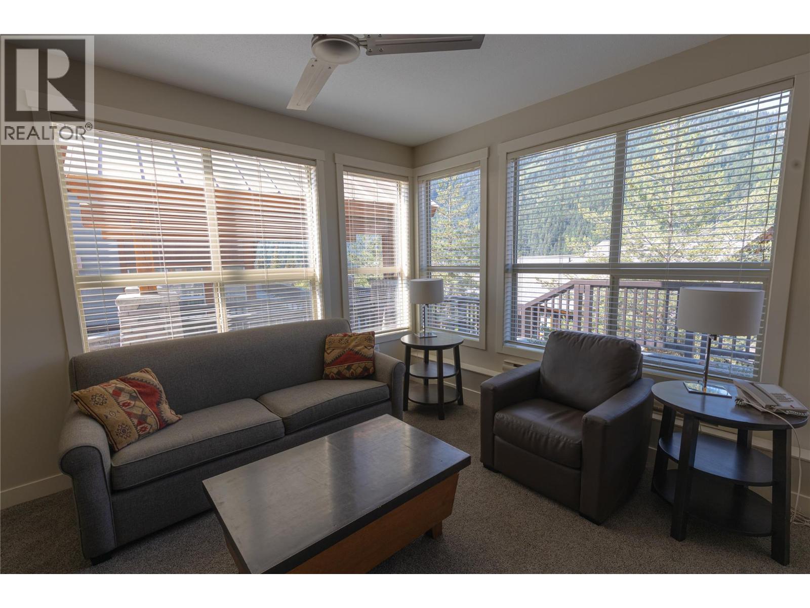 2049 Summit Drive Unit# 212A, Panorama, BC - Indoor Photo Showing Living Room