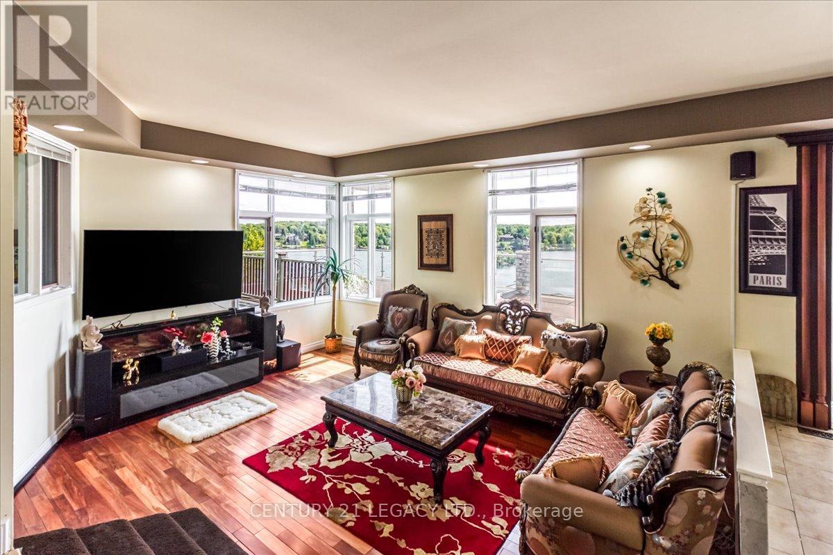 376 Maki Avenue, Greater Sudbury, ON - Indoor Photo Showing Living Room