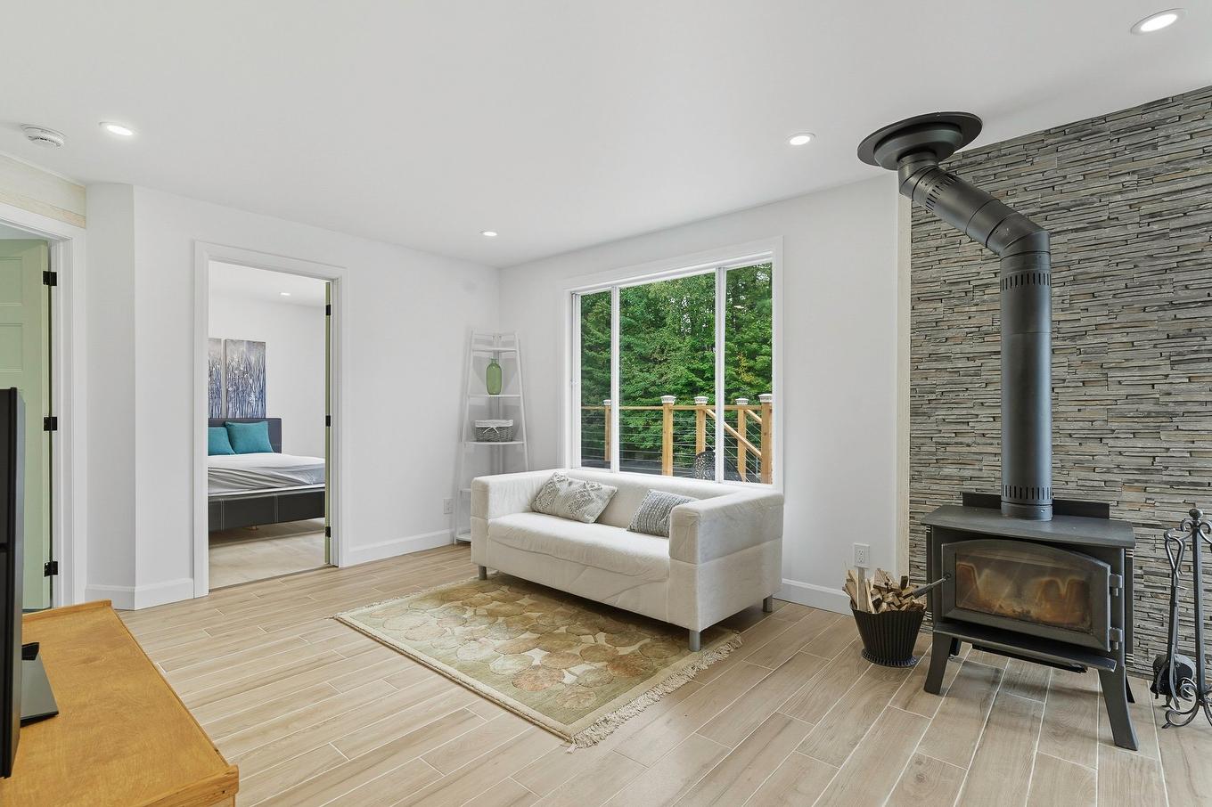 Living room - 573 Rue Des Mésanges, Saint-Colomban, QC - Indoor Photo Showing Living Room With Fireplace