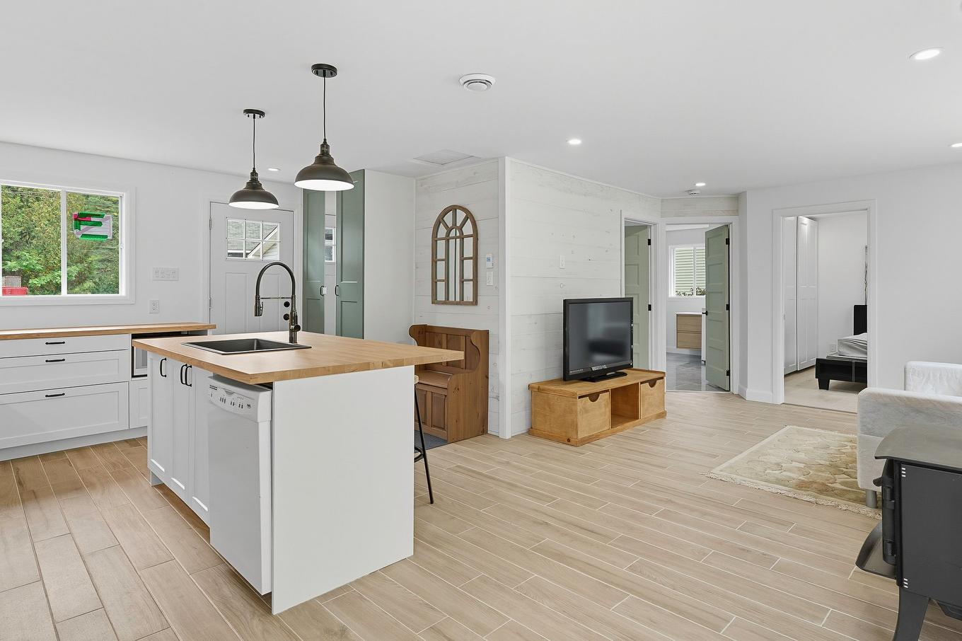 Overall view - 573 Rue Des Mésanges, Saint-Colomban, QC - Indoor Photo Showing Kitchen