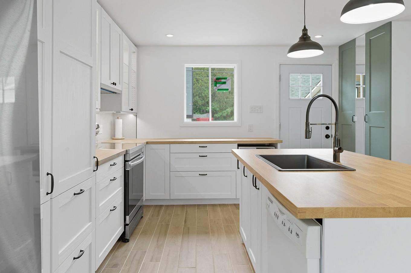 Kitchen - 573 Rue Des Mésanges, Saint-Colomban, QC - Indoor Photo Showing Kitchen With Upgraded Kitchen