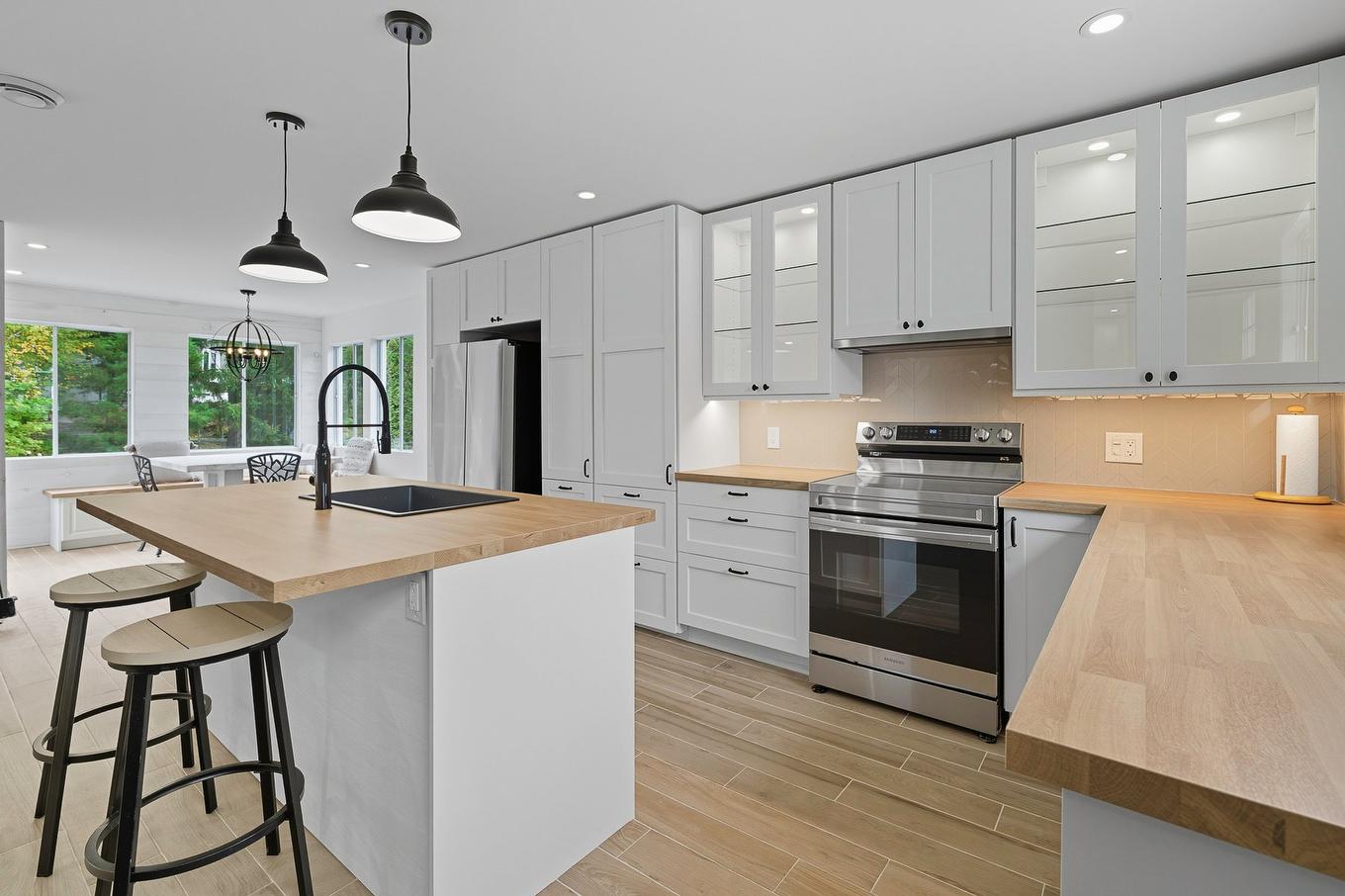 Kitchen - 573 Rue Des Mésanges, Saint-Colomban, QC - Indoor Photo Showing Kitchen With Upgraded Kitchen