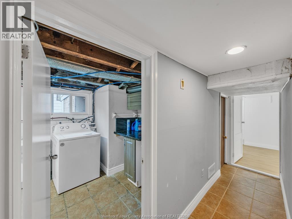 427 Indian, Windsor, ON - Indoor Photo Showing Laundry Room
