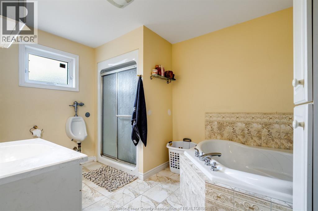 1833 St. Luke, Windsor, ON - Indoor Photo Showing Bathroom