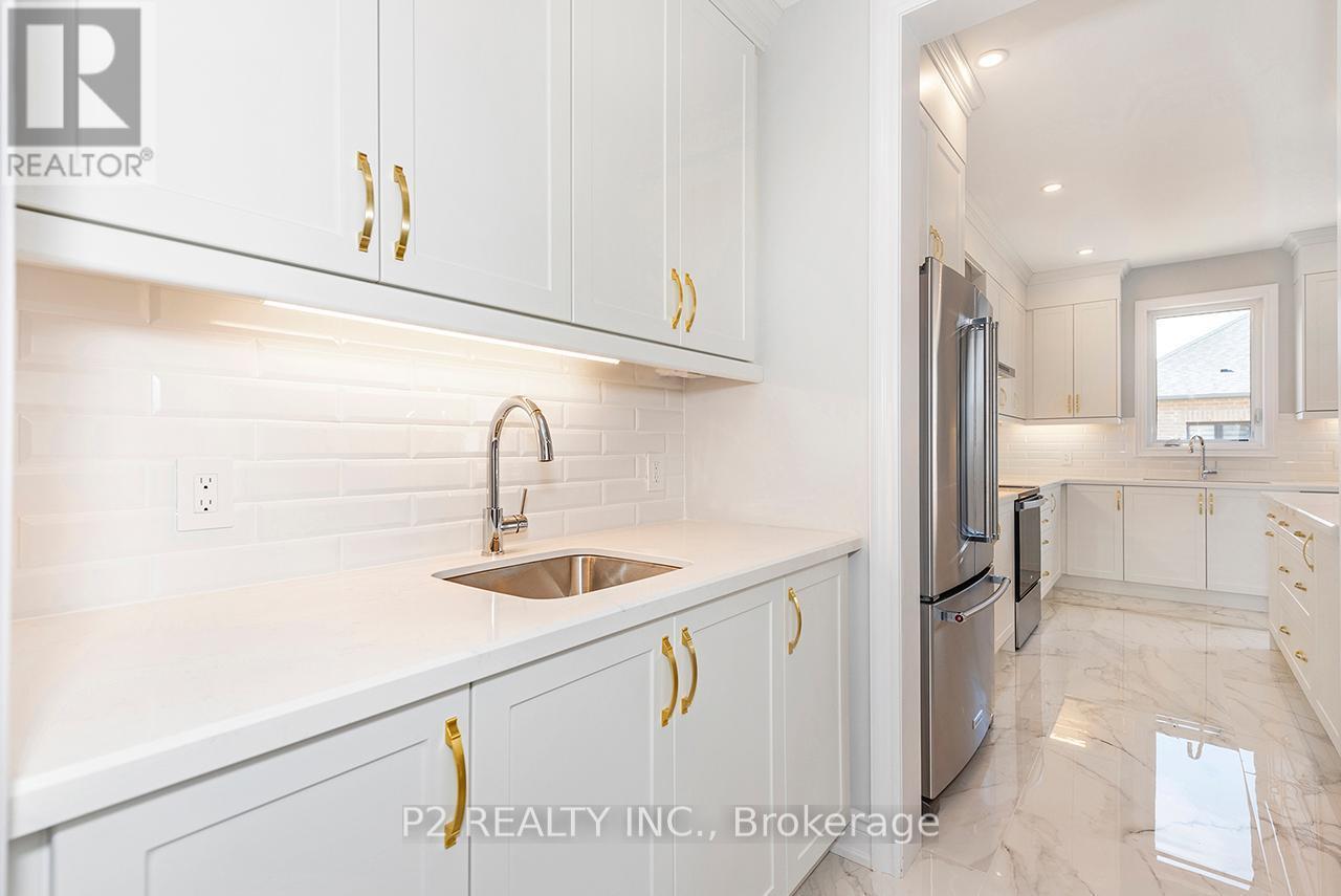 4 Wild Ginger Lane, Springwater, ON - Indoor Photo Showing Kitchen With Upgraded Kitchen