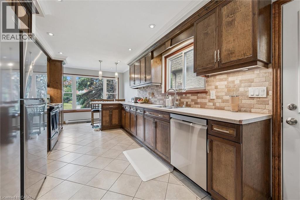10 Northwood Crescent, Guelph, ON - Indoor Photo Showing Kitchen With Upgraded Kitchen