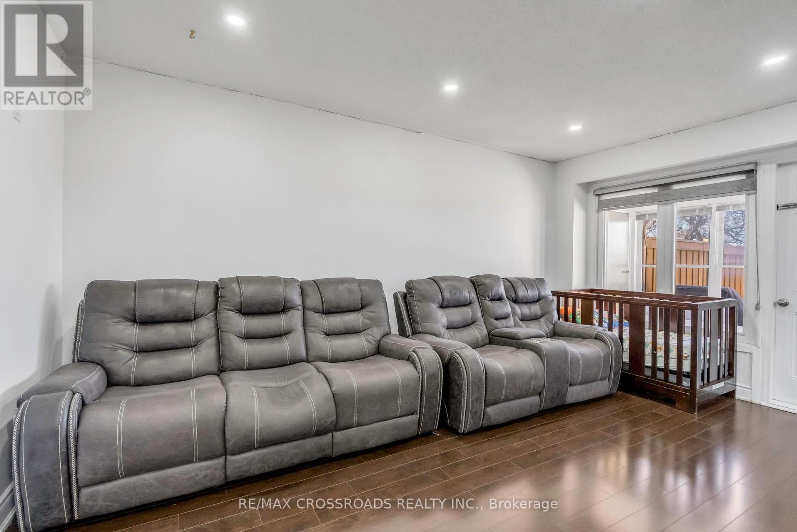 12 - 7450 Darcel Avenue, Mississauga, ON - Indoor Photo Showing Living Room