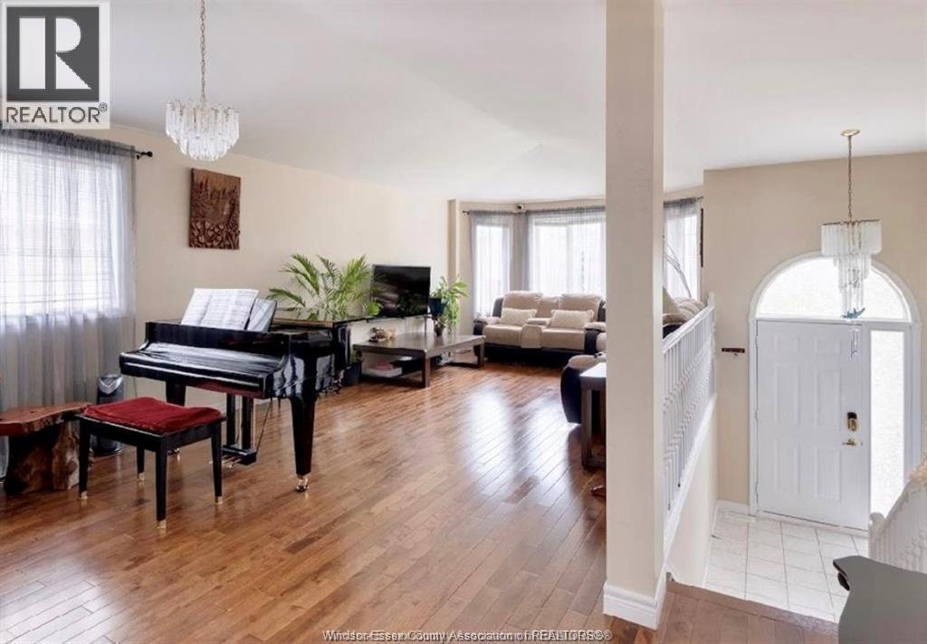 4316 Golfcourse Crescent Unit# Upper, Windsor, ON - Indoor Photo Showing Living Room