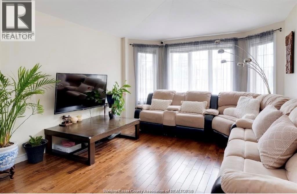 4316 Golfcourse Crescent Unit# Upper, Windsor, ON - Indoor Photo Showing Living Room