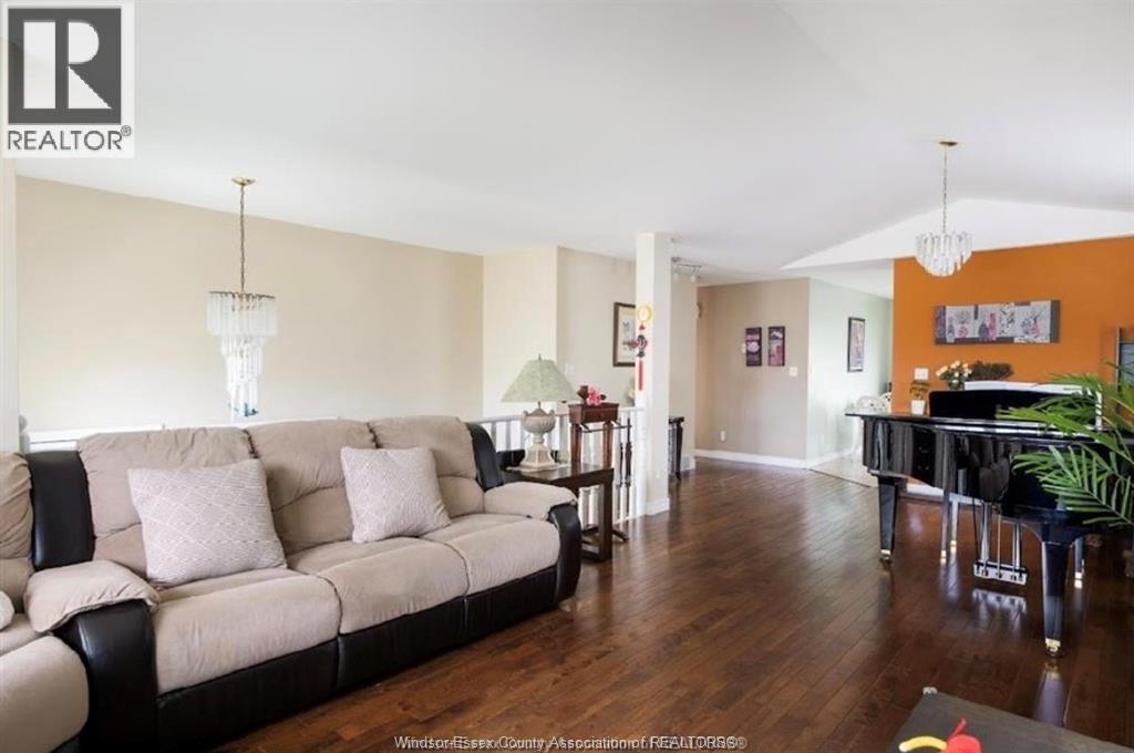 4316 Golfcourse Crescent Unit# Upper, Windsor, ON - Indoor Photo Showing Living Room