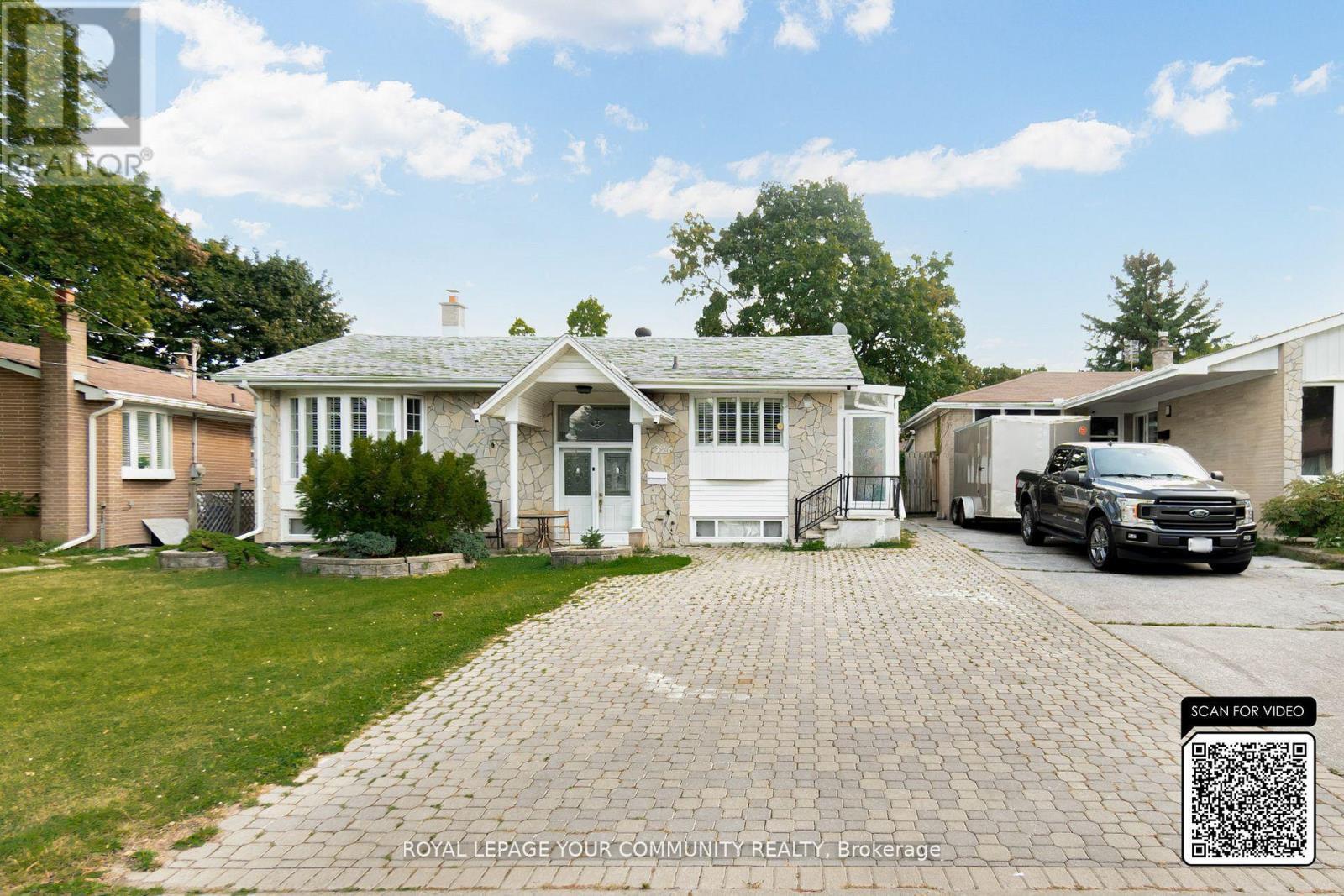 394 Paliser Crescent N, Richmond Hill, ON - Outdoor With Facade