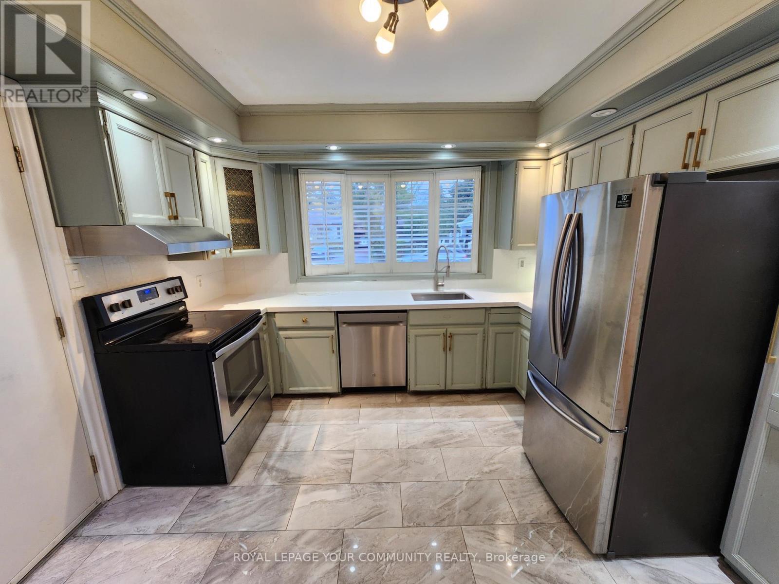 394 Paliser Crescent N, Richmond Hill, ON - Indoor Photo Showing Kitchen With Stainless Steel Kitchen