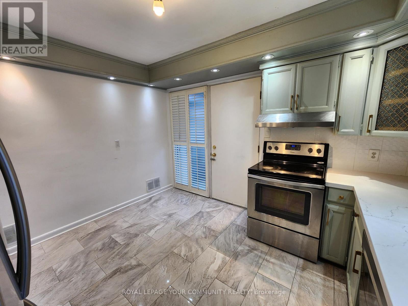394 Paliser Crescent N, Richmond Hill, ON - Indoor Photo Showing Kitchen