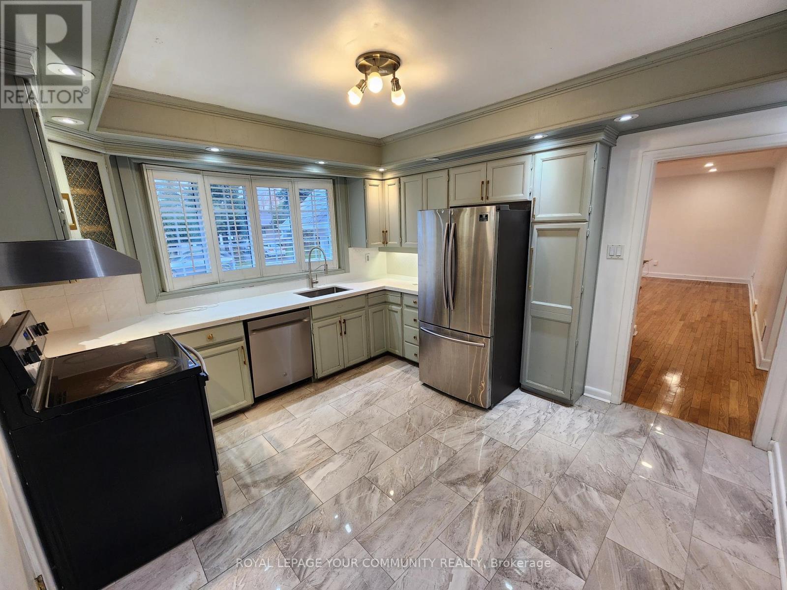 394 Paliser Crescent N, Richmond Hill, ON - Indoor Photo Showing Kitchen With Stainless Steel Kitchen