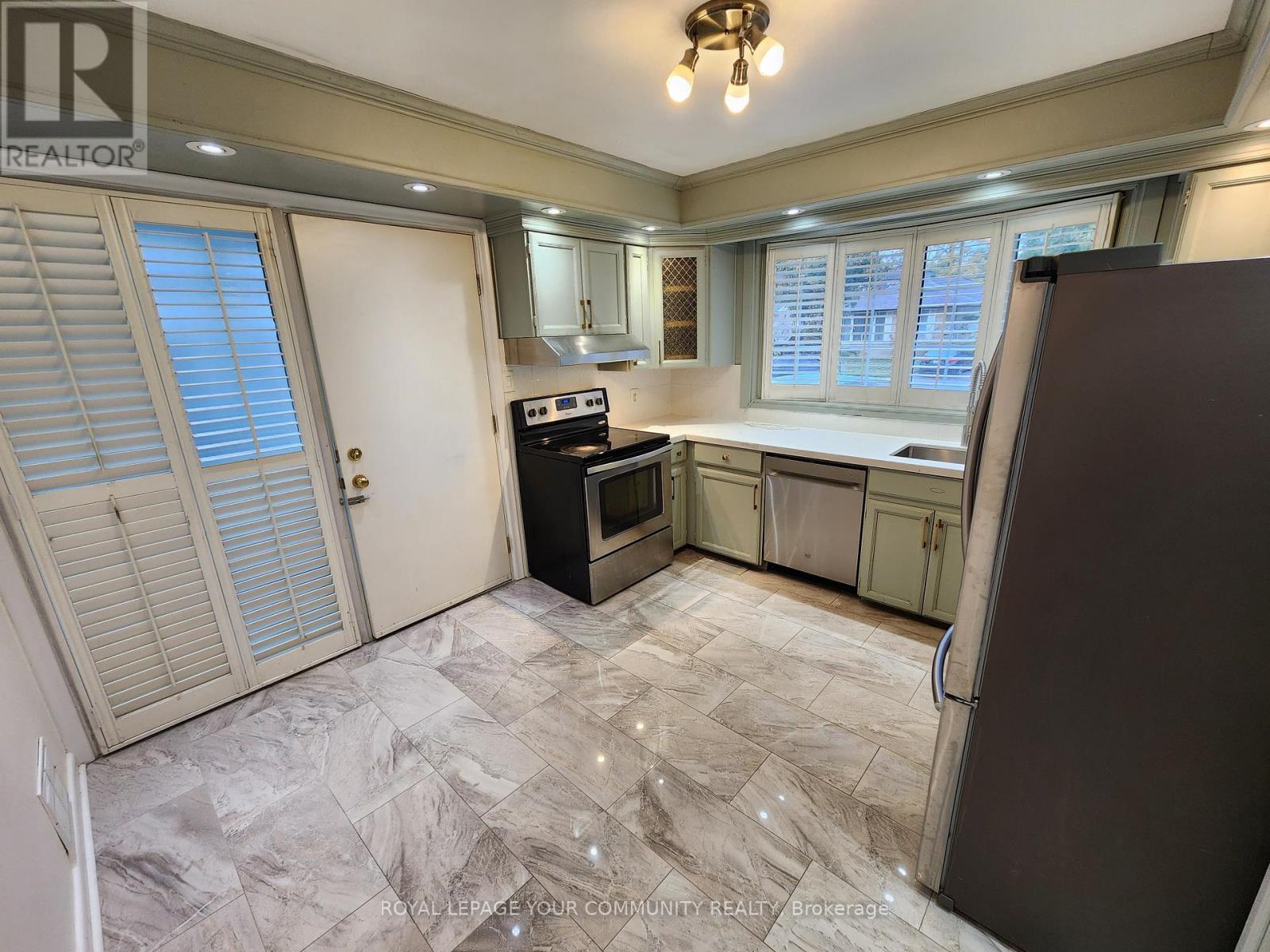 394 Paliser Crescent N, Richmond Hill, ON - Indoor Photo Showing Kitchen