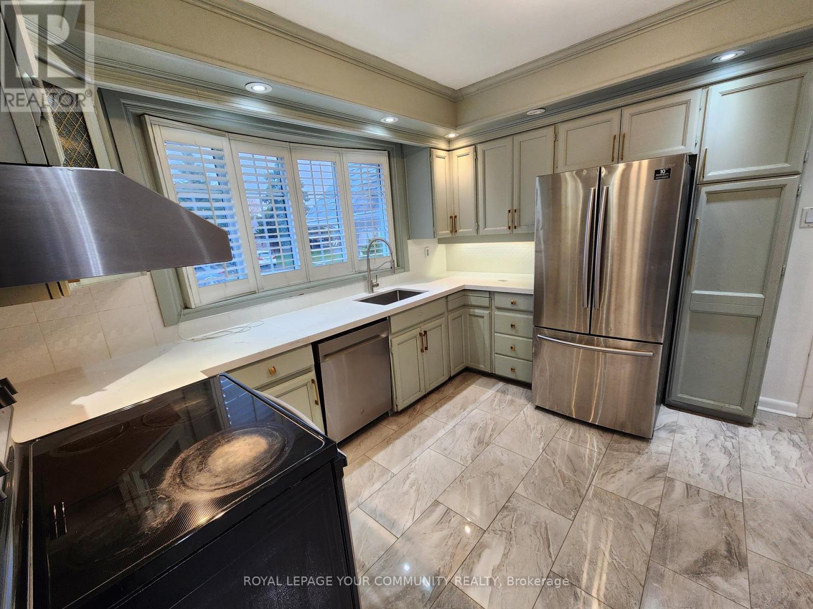 394 Paliser Crescent N, Richmond Hill, ON - Indoor Photo Showing Kitchen With Stainless Steel Kitchen