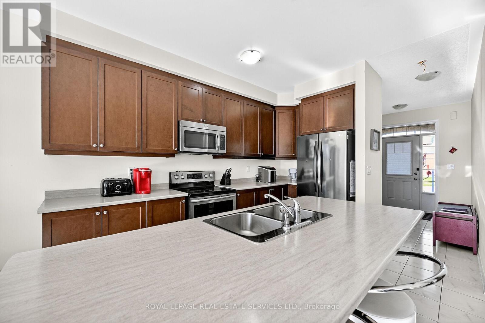 32 Celano Drive, Hamilton, ON - Indoor Photo Showing Kitchen With Double Sink