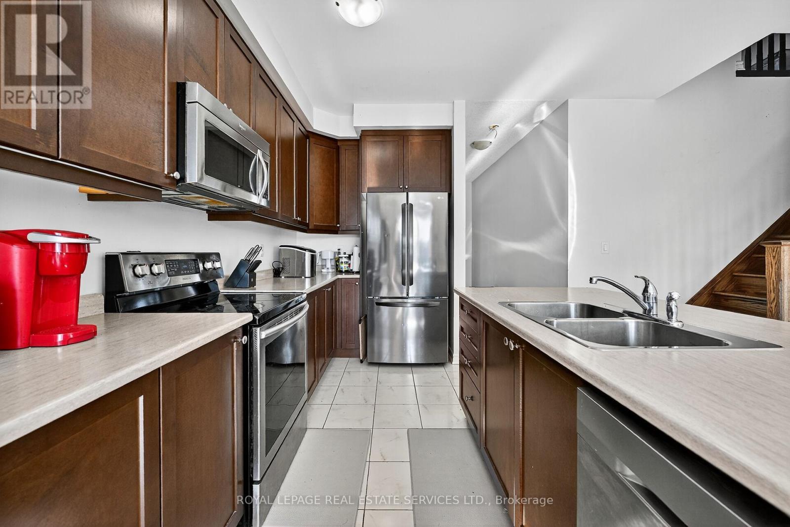 32 Celano Drive, Hamilton, ON - Indoor Photo Showing Kitchen With Double Sink