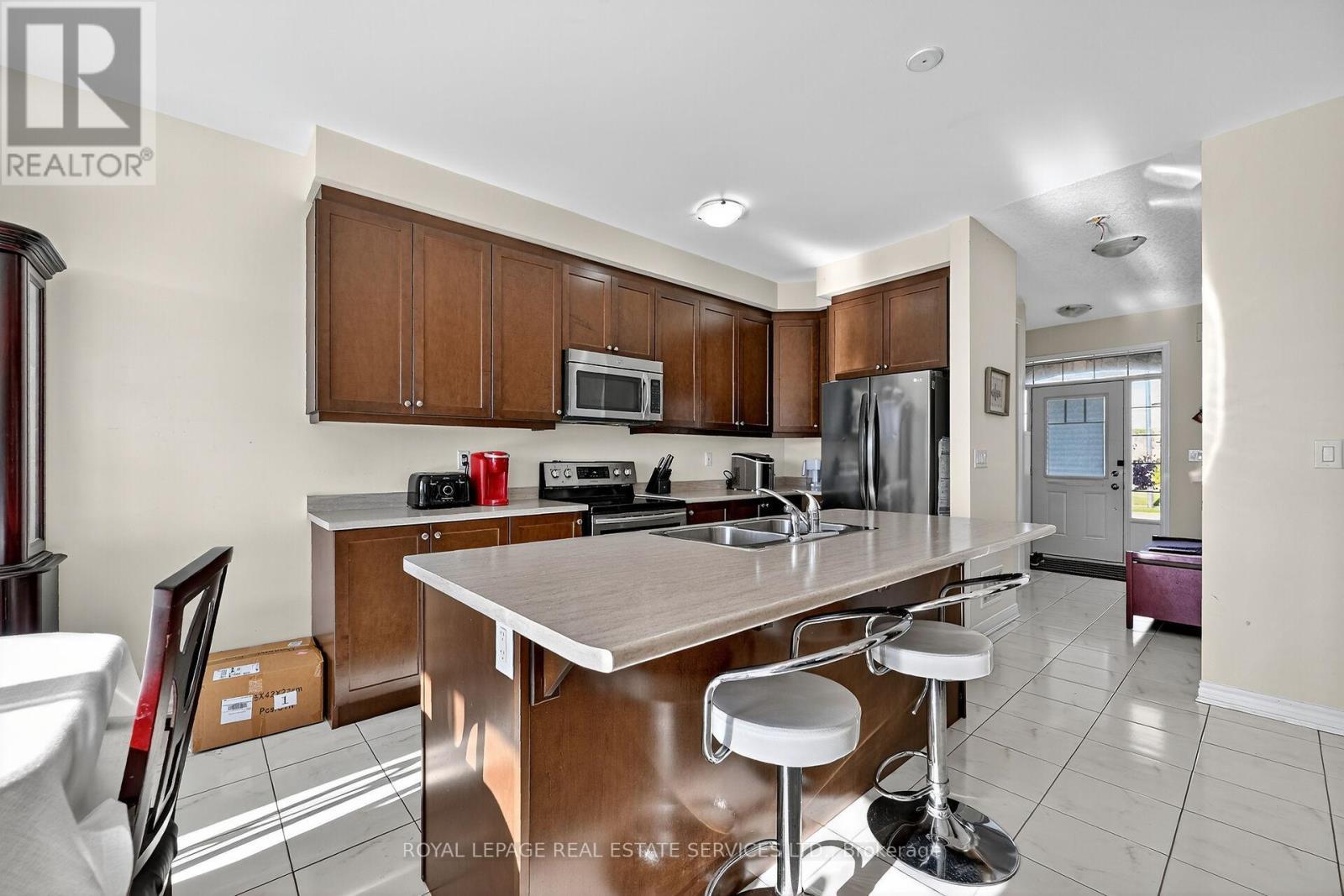 32 Celano Drive, Hamilton, ON - Indoor Photo Showing Kitchen With Double Sink