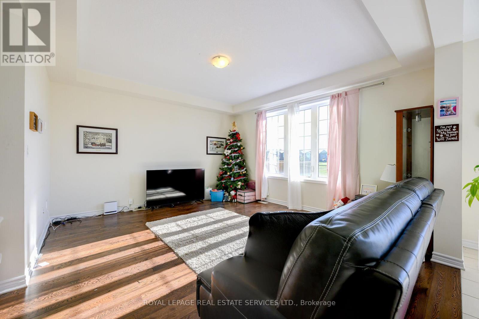 32 Celano Drive, Hamilton, ON - Indoor Photo Showing Living Room