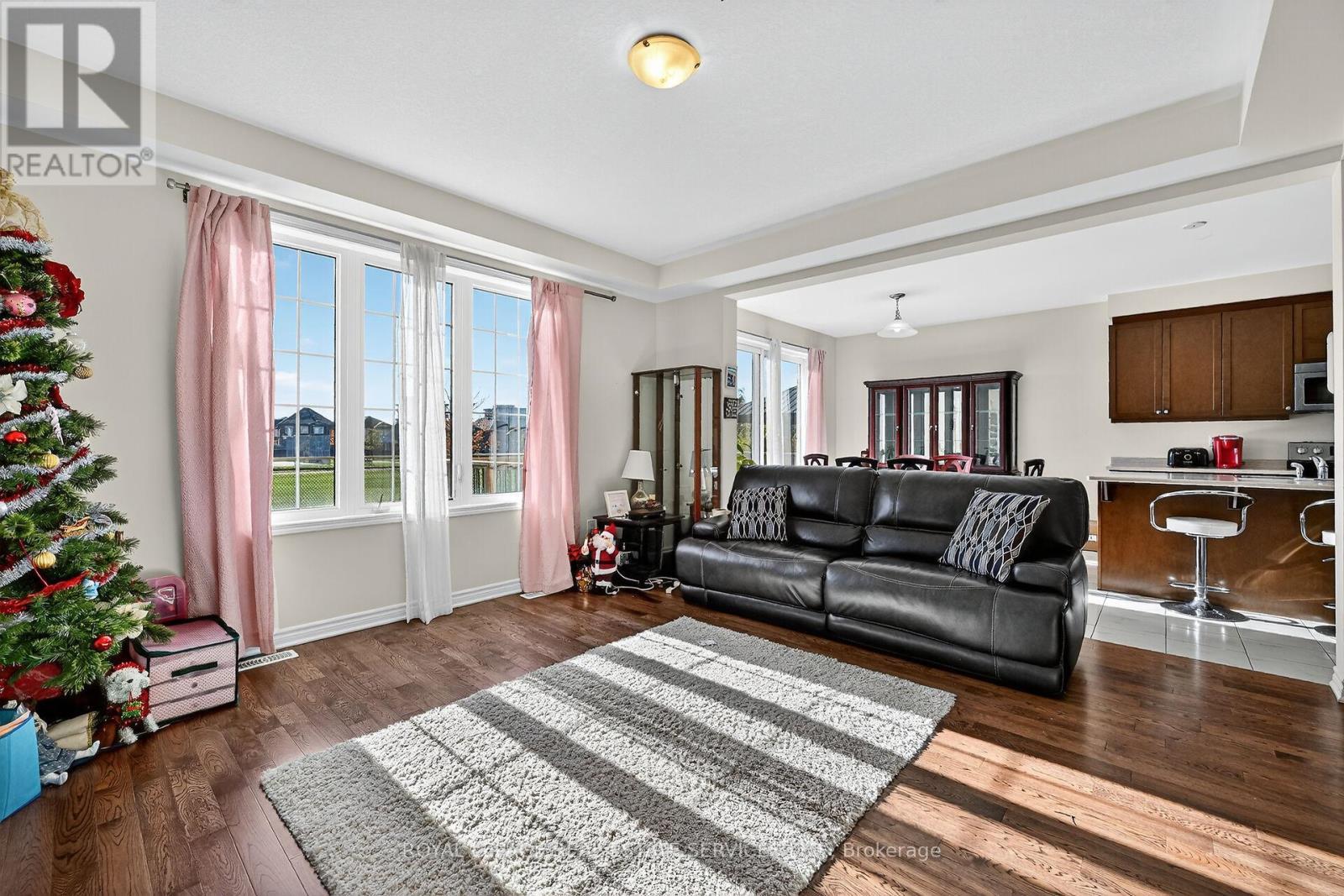 32 Celano Drive, Hamilton, ON - Indoor Photo Showing Living Room