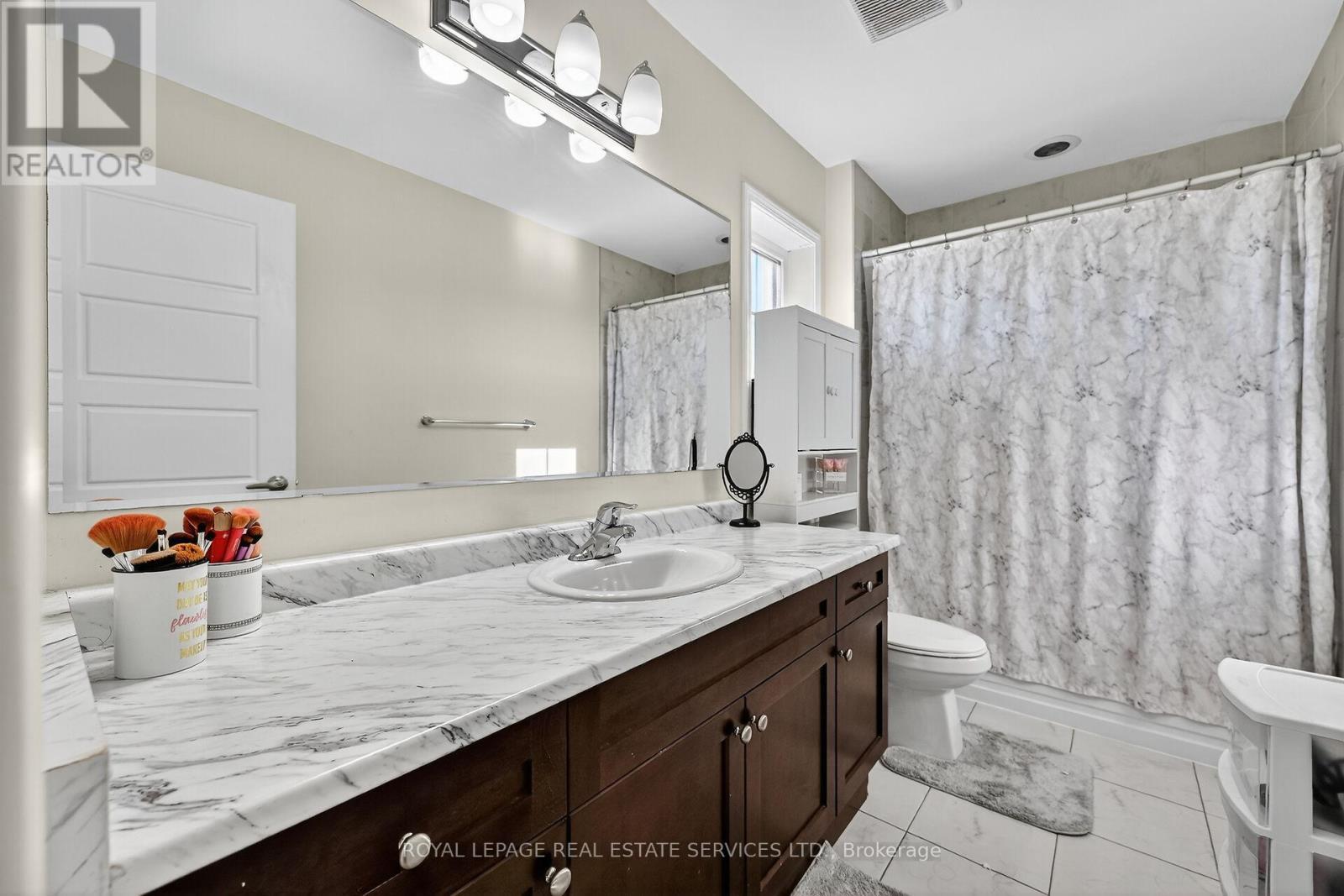 32 Celano Drive, Hamilton, ON - Indoor Photo Showing Bathroom