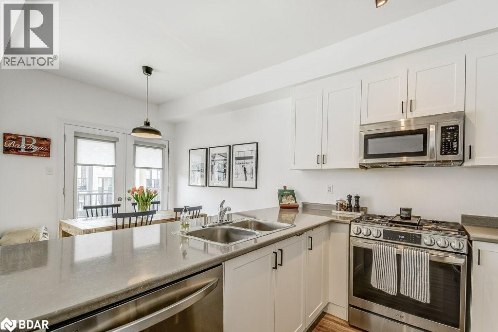 383 Dundas Street E Unit# 34, Waterdown, ON - Indoor Photo Showing Kitchen With Stainless Steel Kitchen With Double Sink With Upgraded Kitchen