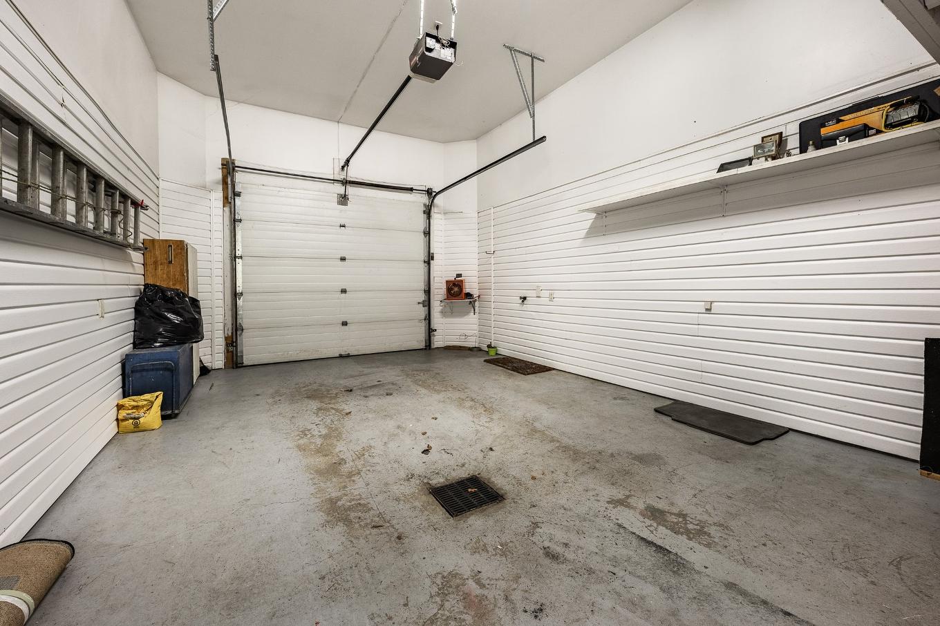 Garage - 943 Rue De La Roche, Granby, QC - Indoor Photo Showing Garage