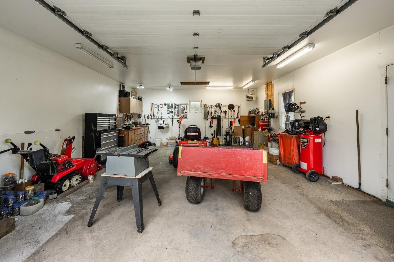 Garage - 943 Rue De La Roche, Granby, QC - Indoor Photo Showing Garage