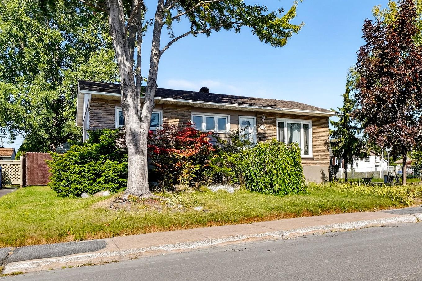 Frontage - 3670 Rue Labrosse, Longueuil (Saint-Hubert), QC - Outdoor