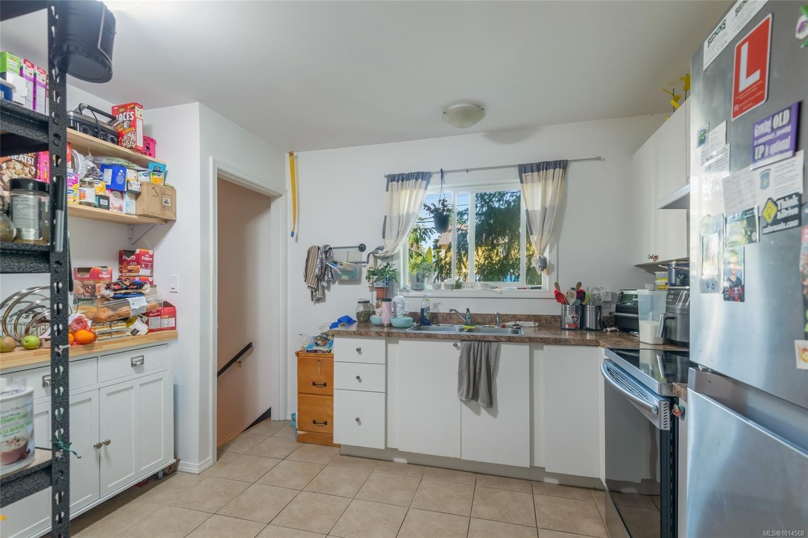 2595 2Nd Ave, Port Alberni, BC - Indoor Photo Showing Kitchen With Double Sink