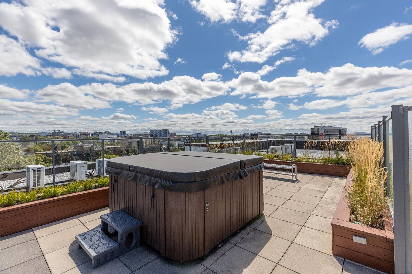 Hot tub - 602-2335 Ch. Manella, Mont-Royal, QC - Outdoor With View