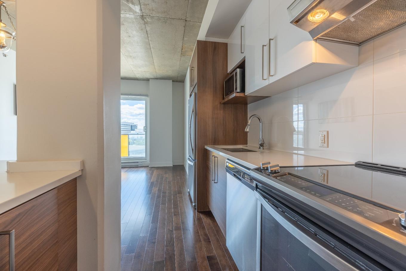 Kitchen - 602-2335 Ch. Manella, Mont-Royal, QC - Indoor Photo Showing Kitchen With Upgraded Kitchen