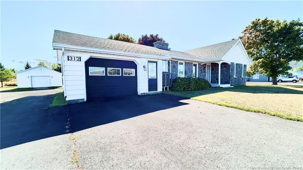 312 St-Pierre E Blvd, Caraquet, NB