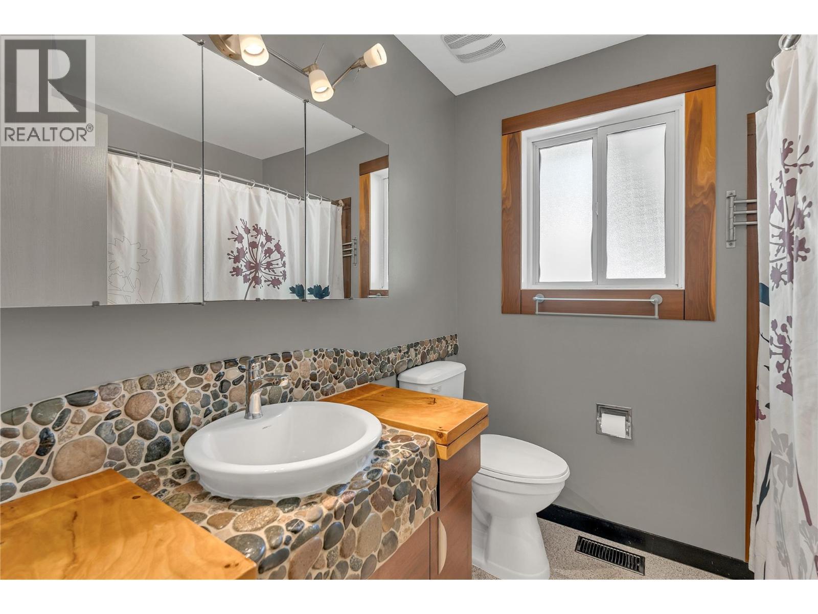 714 2Nd Avenue, Keremeos, BC - Indoor Photo Showing Bathroom