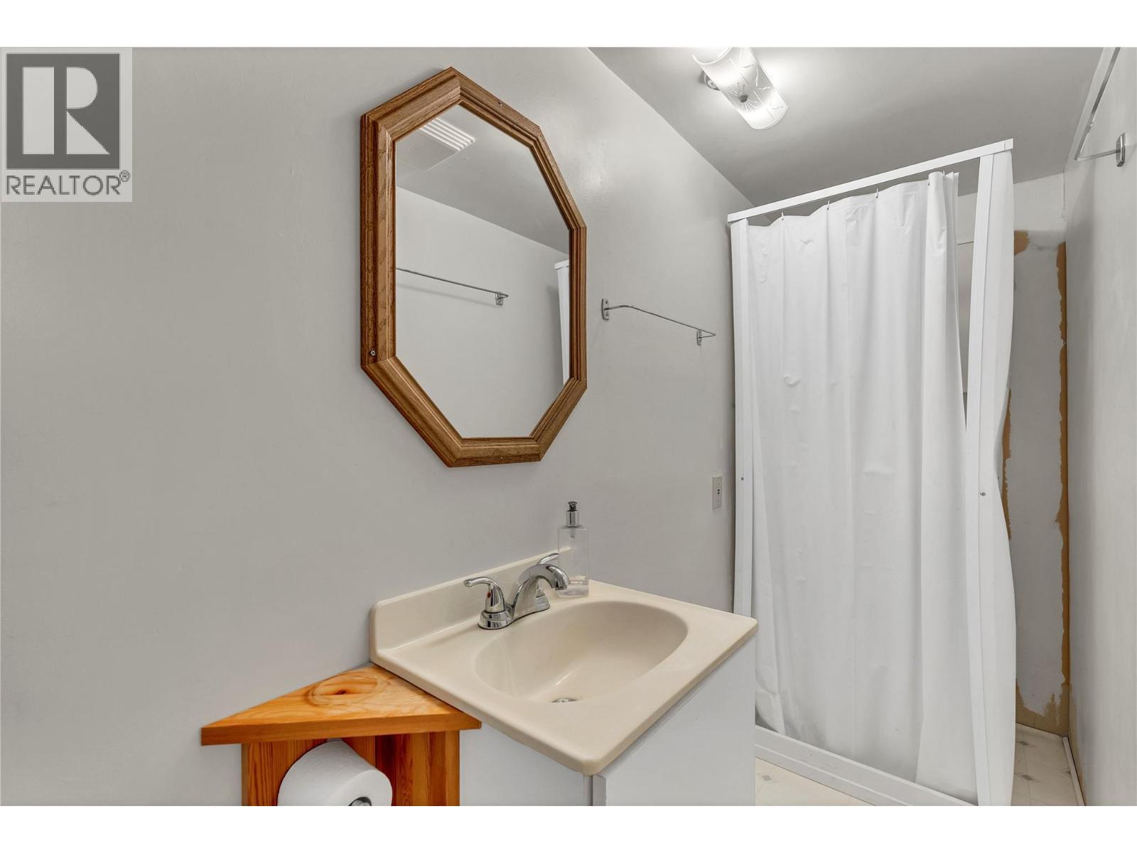 714 2Nd Avenue, Keremeos, BC - Indoor Photo Showing Bathroom