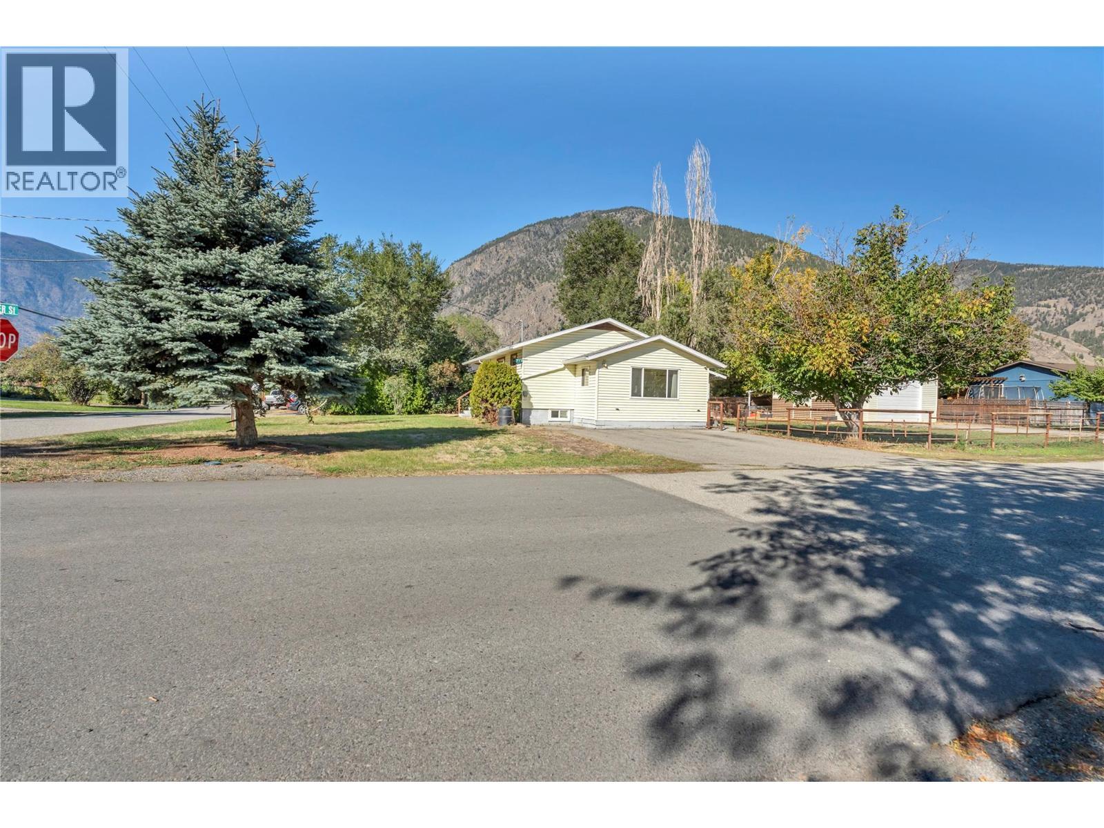 714 2Nd Avenue, Keremeos, BC - Outdoor
