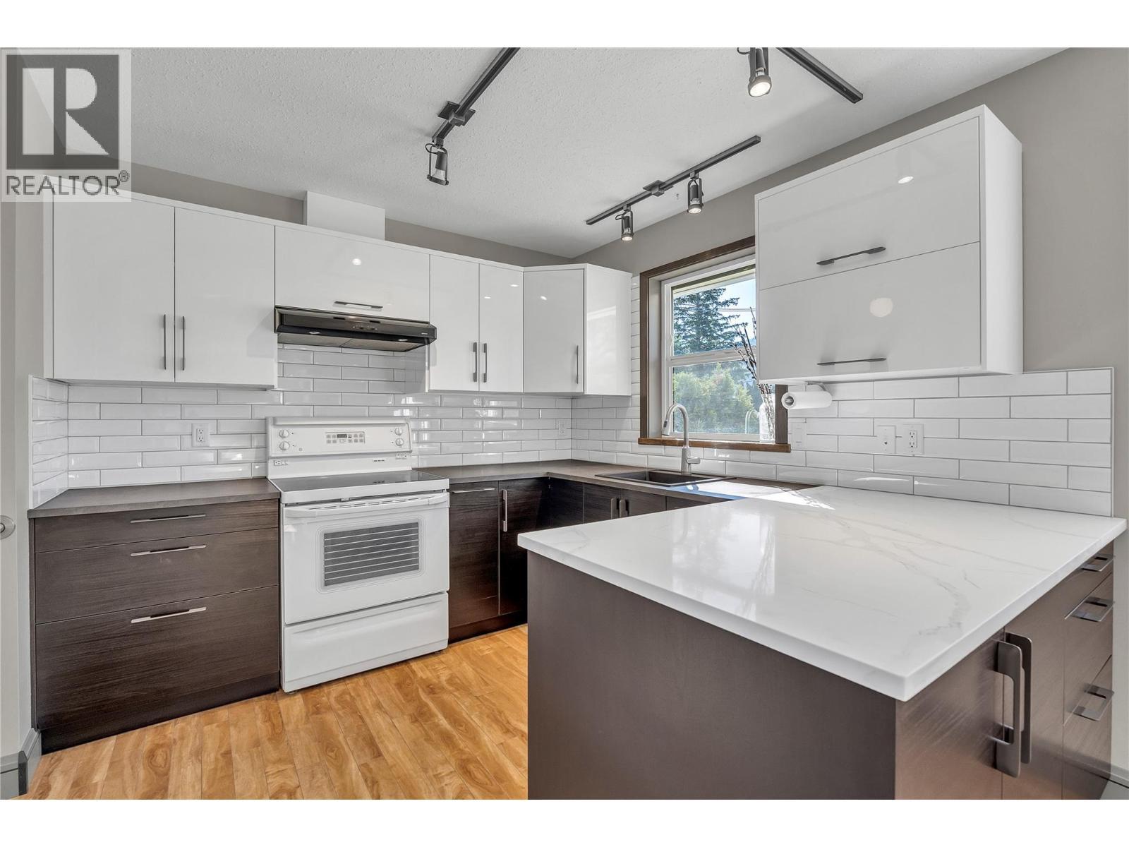 714 2Nd Avenue, Keremeos, BC - Indoor Photo Showing Kitchen