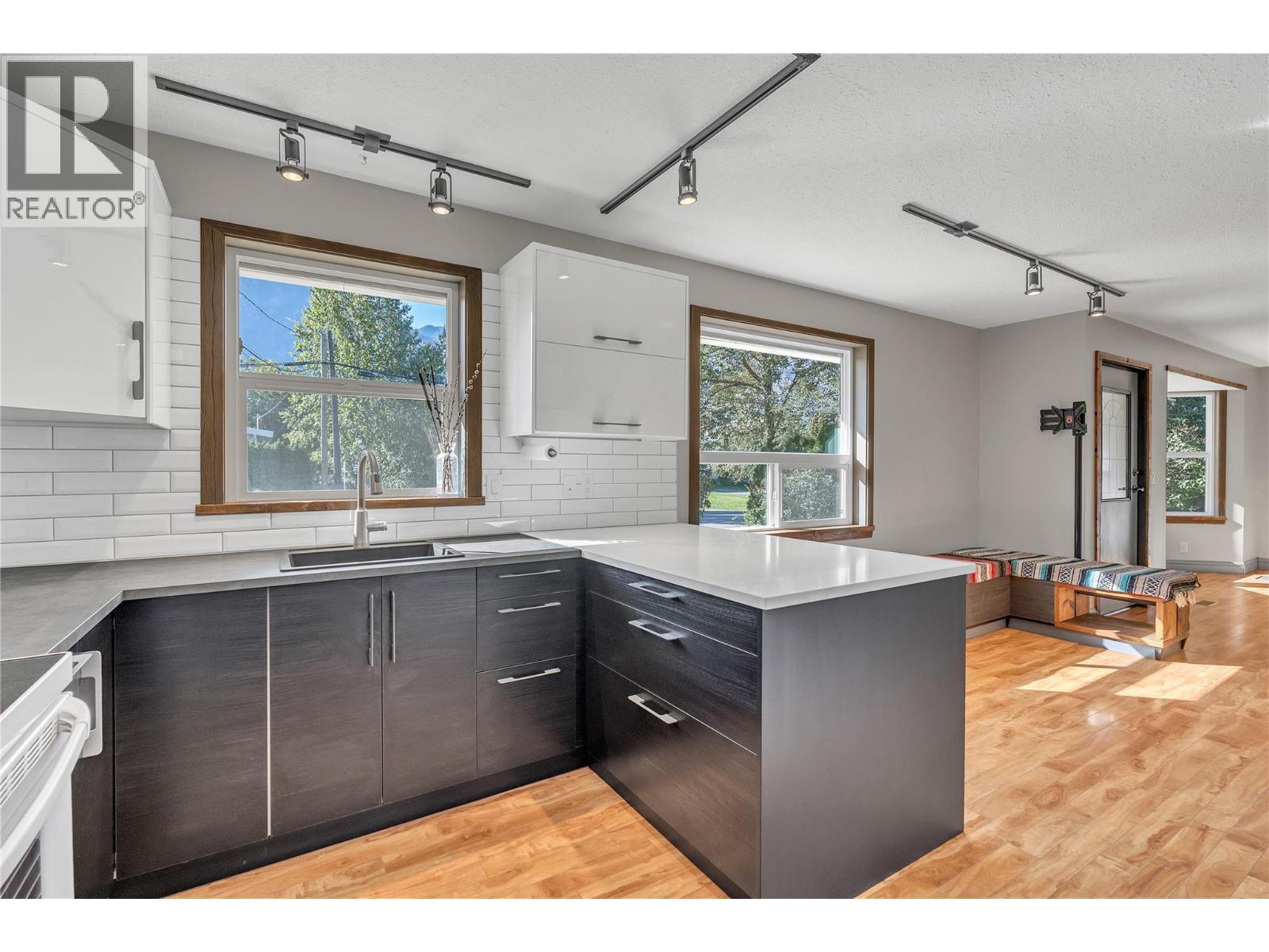 714 2Nd Avenue, Keremeos, BC - Indoor Photo Showing Kitchen