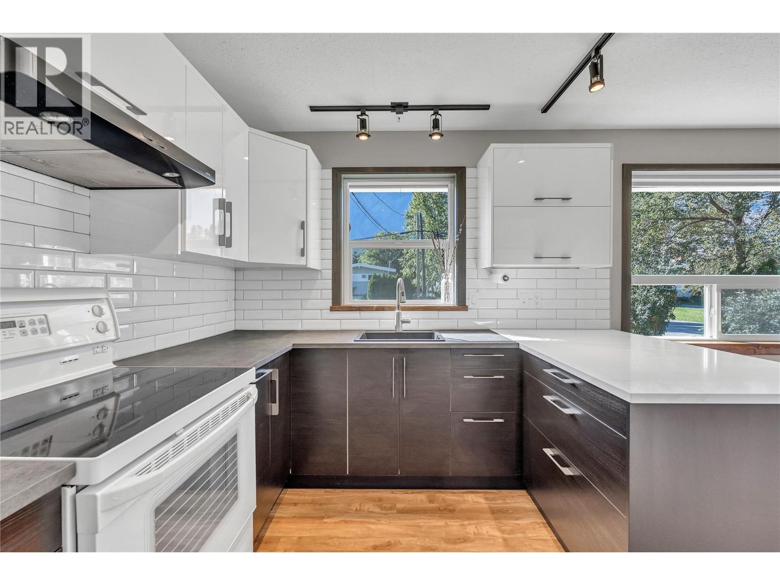 714 2Nd Avenue, Keremeos, BC - Indoor Photo Showing Kitchen