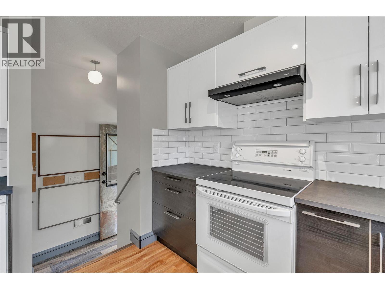 714 2Nd Avenue, Keremeos, BC - Indoor Photo Showing Kitchen
