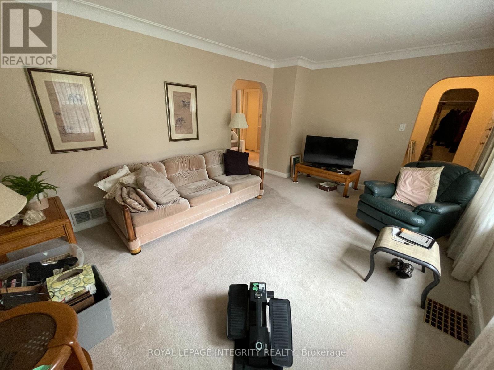 465 Guy Street, Ottawa, ON - Indoor Photo Showing Living Room