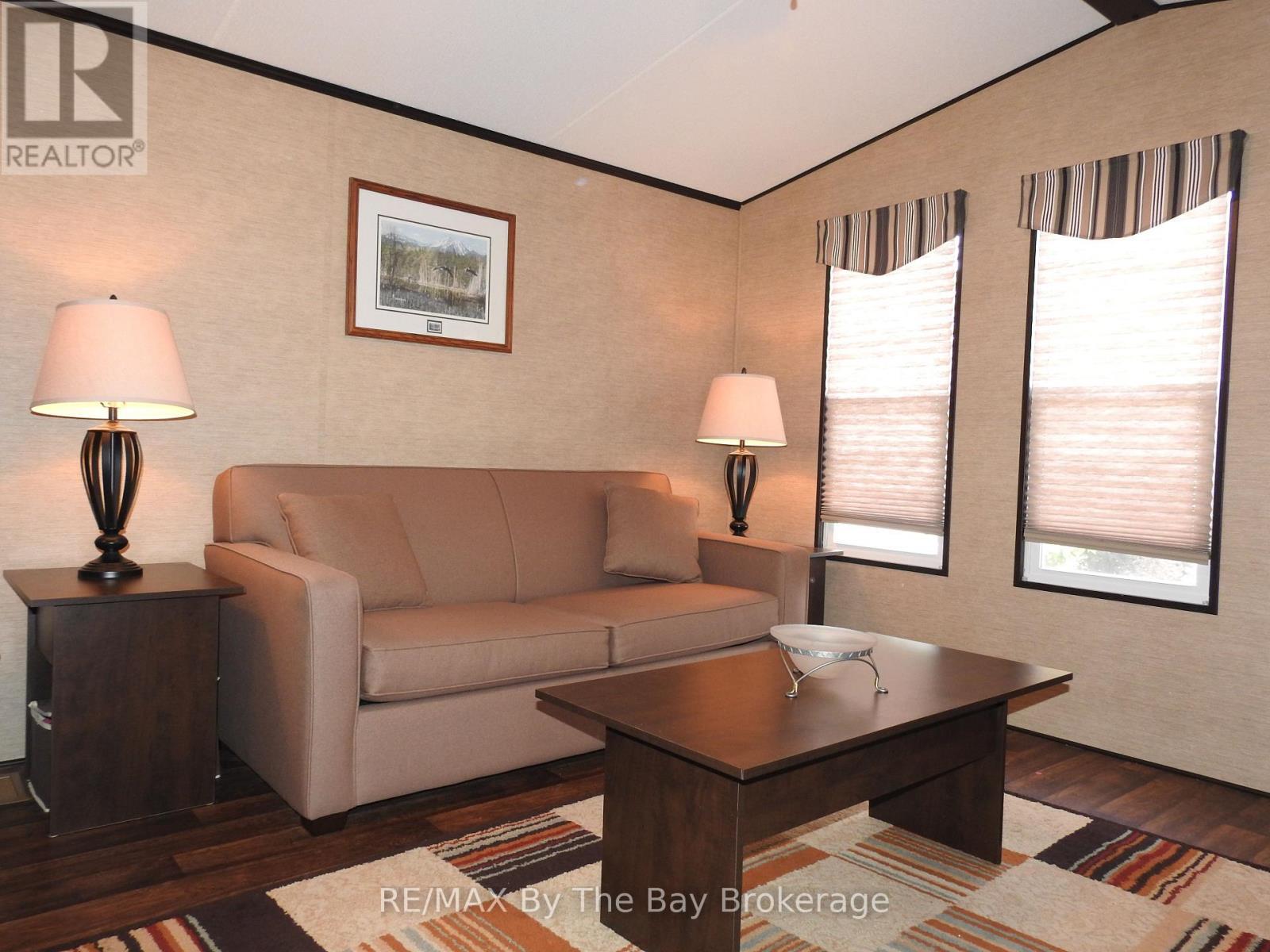 5 Nipagon Circle, Wasaga Beach, ON - Indoor Photo Showing Living Room