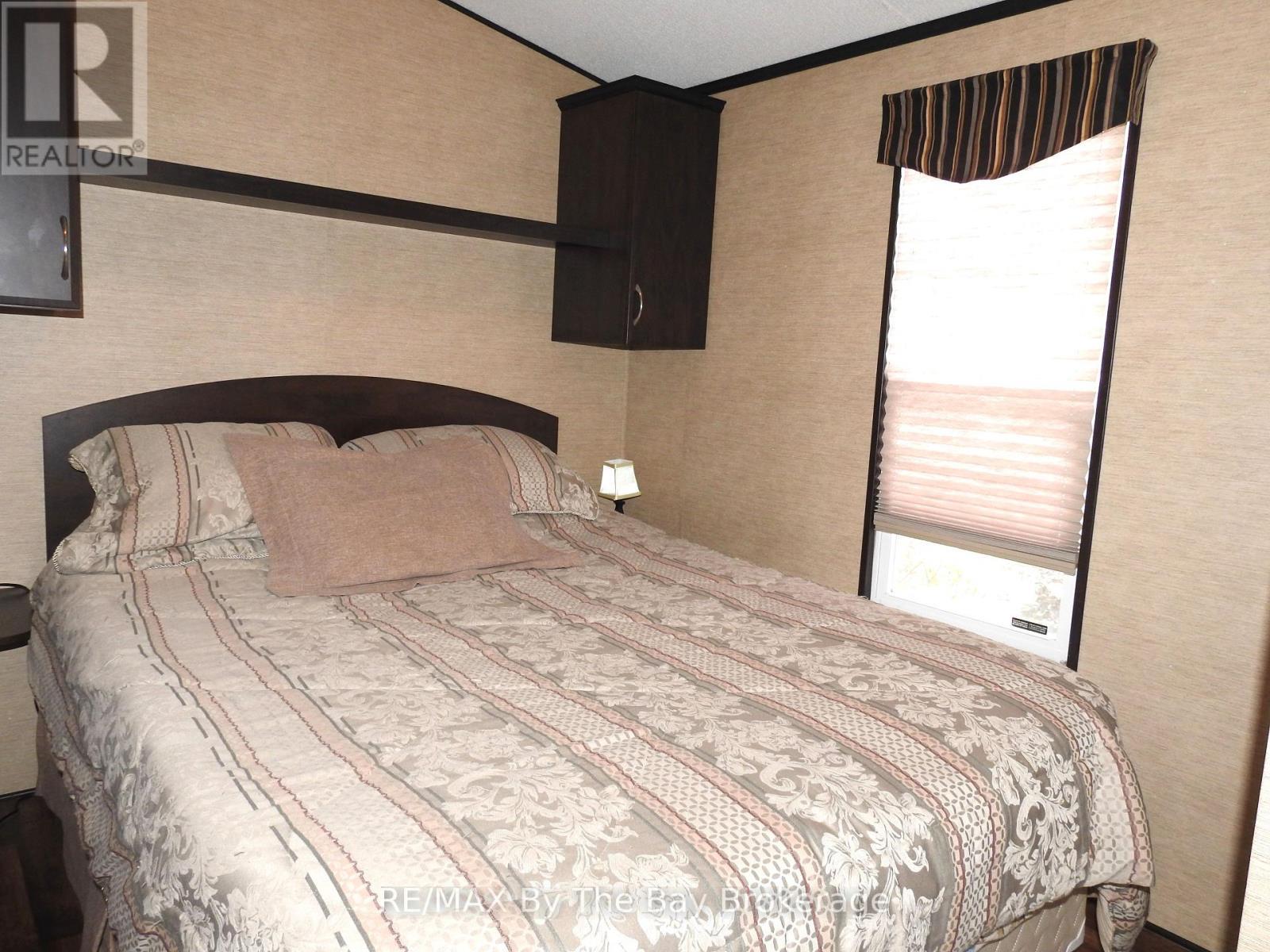 5 Nipagon Circle, Wasaga Beach, ON - Indoor Photo Showing Bedroom