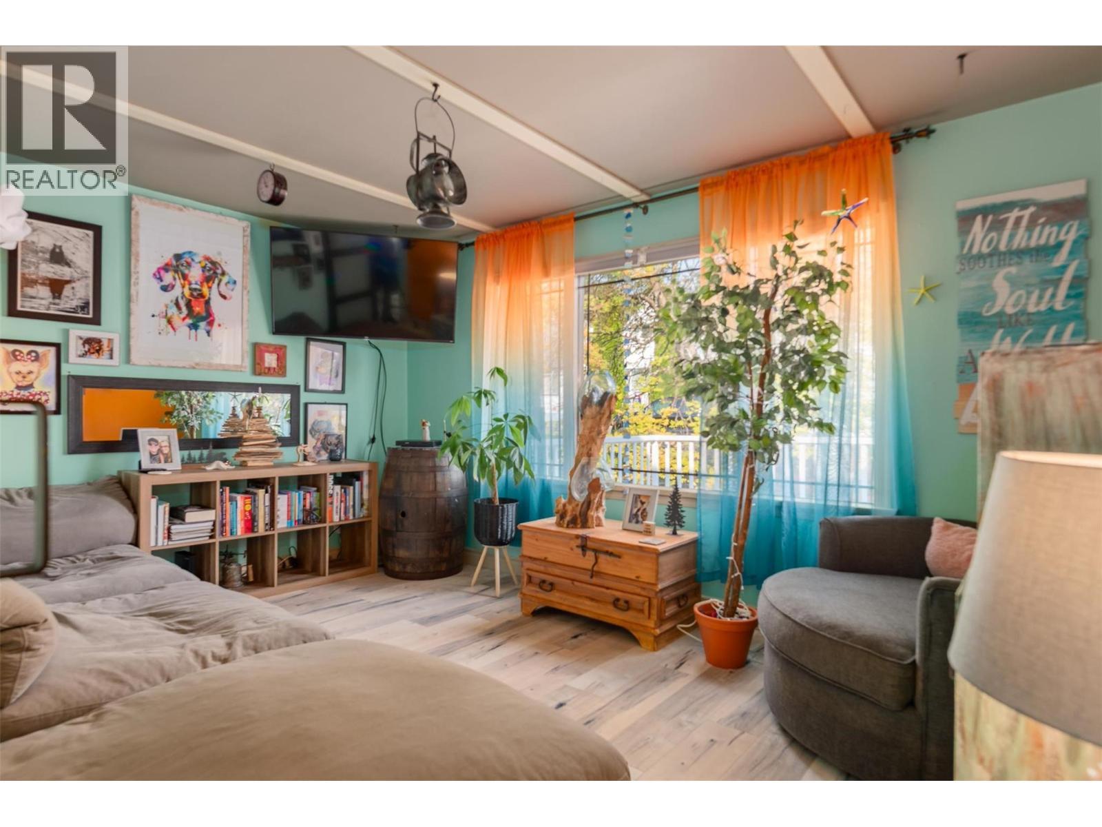 936 Thackeray Street, Warfield, BC - Indoor